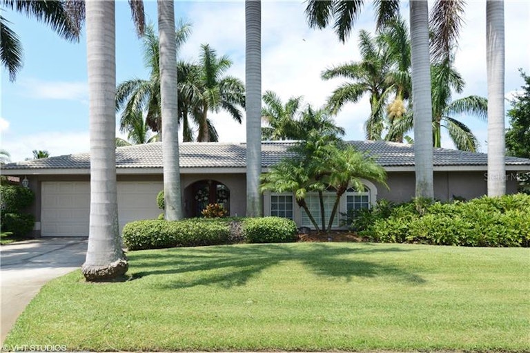Photo 1 of 16 - 6332 Tanglewood Dr NE, Saint Petersburg, FL 33702