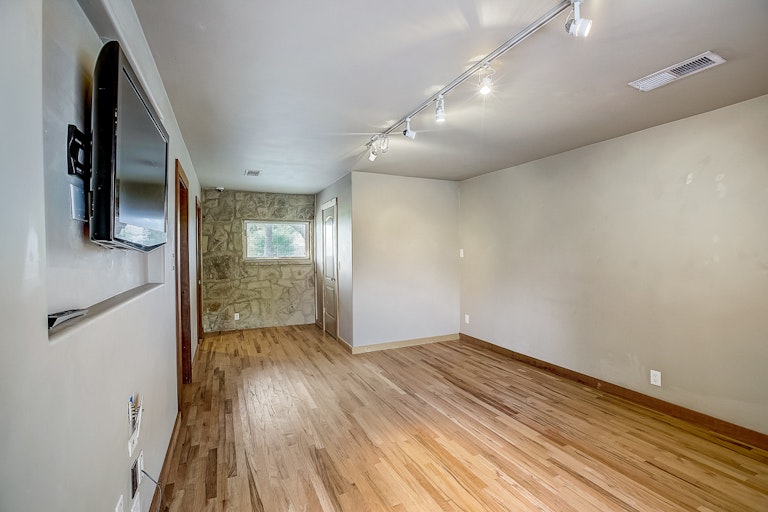 Photo 34 of 60 - 915 Lauder Dr, Spicewood, TX 78669