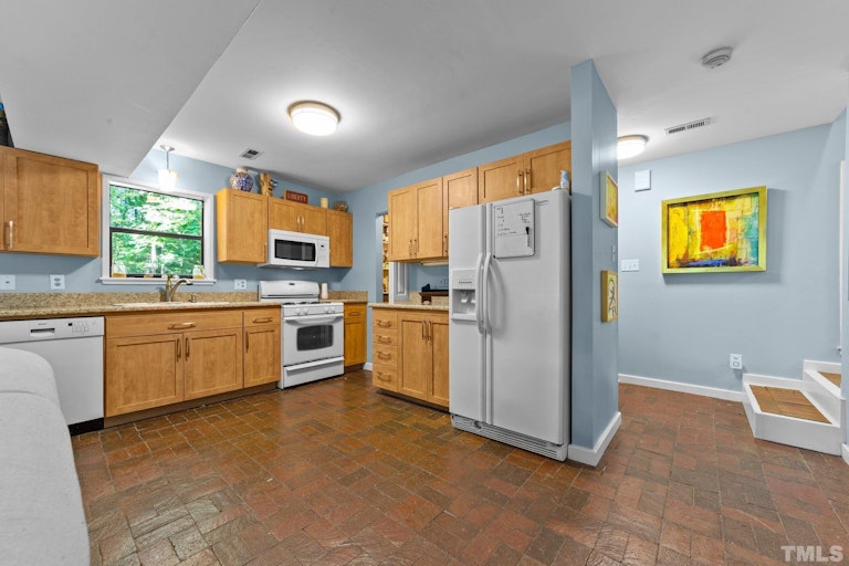 Photo 18 of 36 - 317 Stony Hill Rd, Chapel Hill, NC 27516