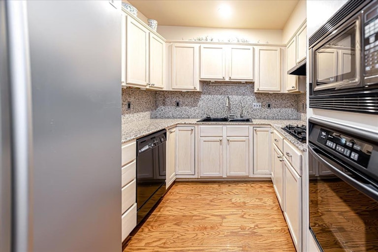 Photo 10 of 47 - 2828 Bering Dr, Houston, TX 77057