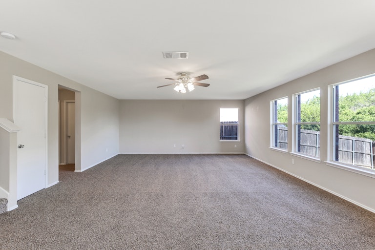 Photo 3 of 25 - 112 Matamoros St, Grand Prairie, TX 75051