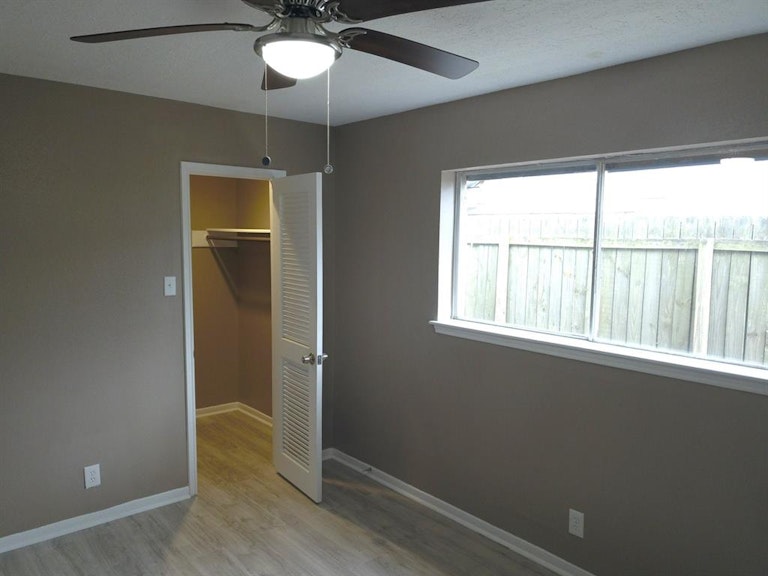 Photo 18 of 31 - 9427 Spellman Rd, Houston, TX 77031