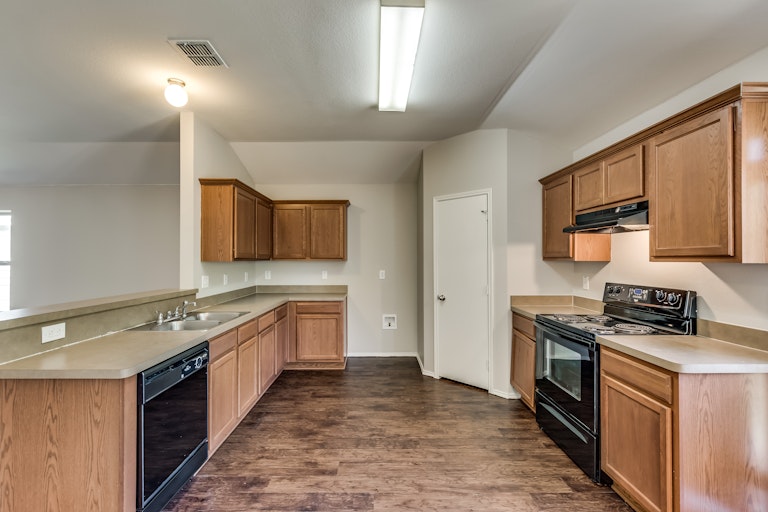 Photo 3 of 27 - 7728 Arkan Pkwy, Dallas, TX 75241