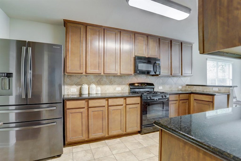 Photo 12 of 32 - 1910 Grandoak Dr, Pearland, TX 77581