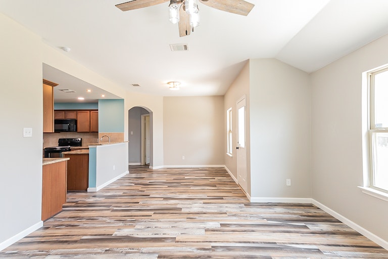 Photo 19 of 25 - 1307 Bent Grass Dr, Princeton, TX 75407