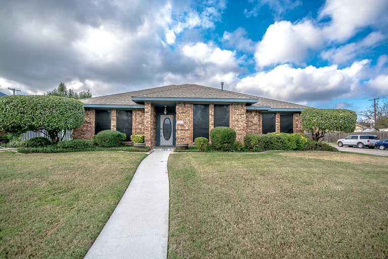 Photo 1 of 30 - 3813 Bond St, Rowlett, TX 75088