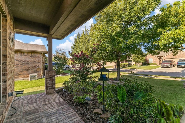 Photo 3 of 35 - 149 Spring Hollow Dr, Fort Worth, TX 76131