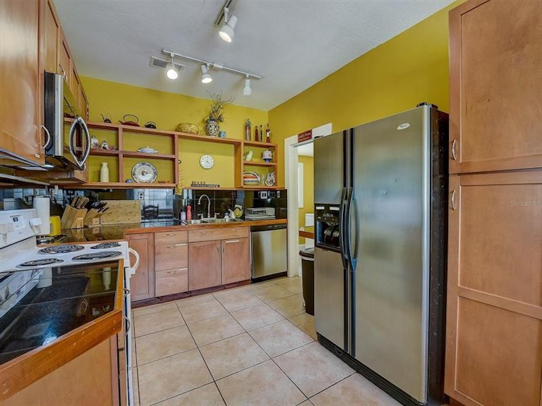 Photo 15 of 42 - 2010 Burlington Ave N, Saint Petersburg, FL 33713