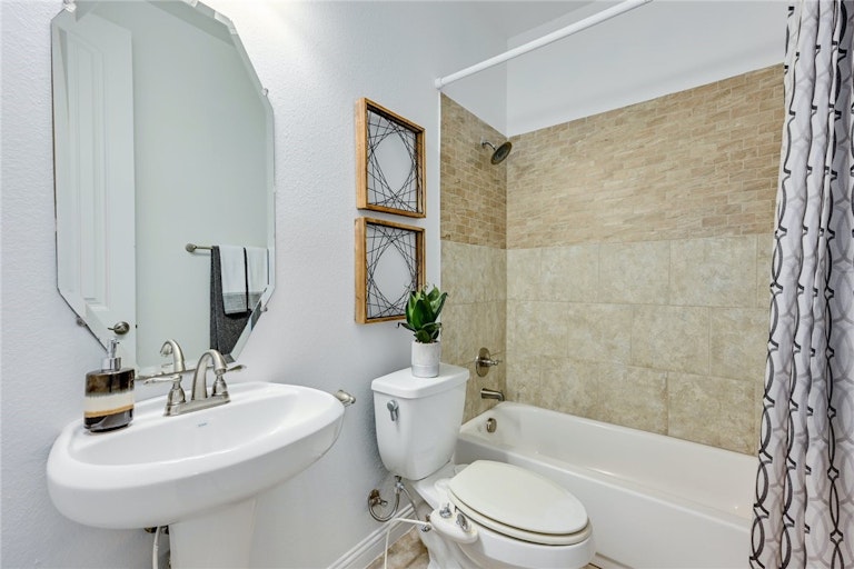 Photo 23 of 31 - 1008 Winding Way Dr, Georgetown, TX 78628