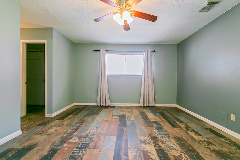 Photo 15 of 21 - 1801 Crooked Creek Ln, Pearland, TX 77581