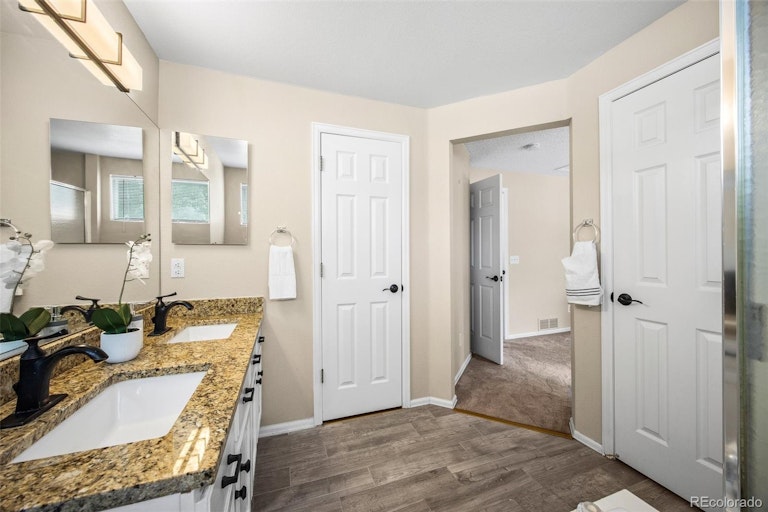 Photo 13 of 27 - 5322 S Liverpool Way, Centennial, CO 80015