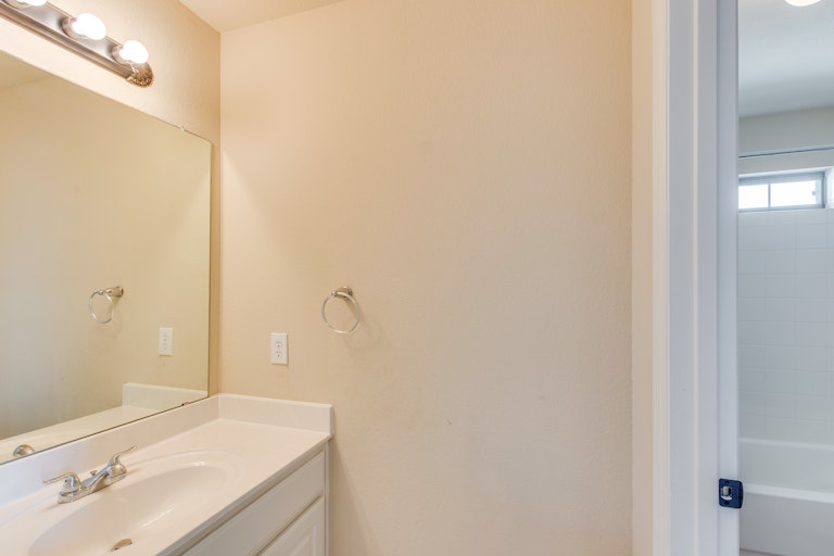 Photo 29 of 38 - 1716 Lake Wood Trl, Little Elm, TX 75068