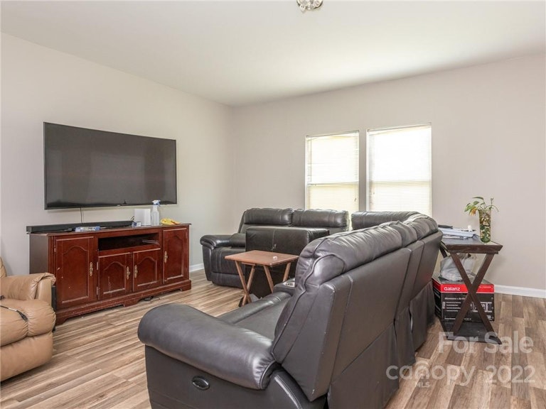 Photo 2 of 35 - 926 Corvus Ct, Charlotte, NC 28216