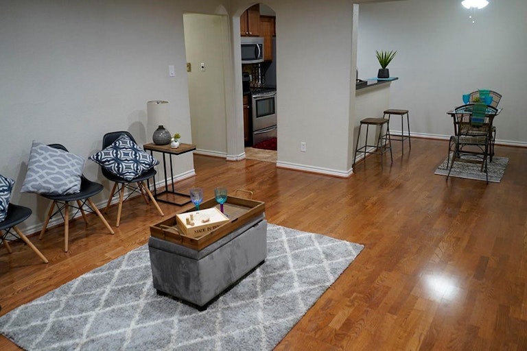Photo 4 of 21 - 5832 Sandhurst Ln Unit B, Dallas, TX 75206
