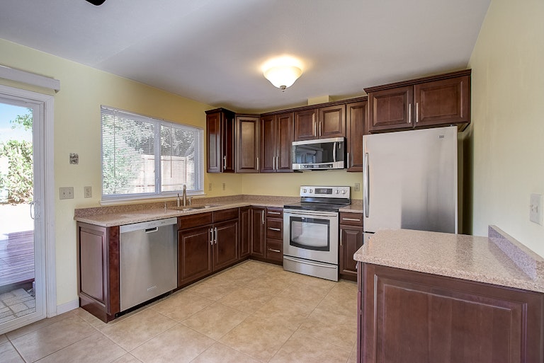 Photo 4 of 30 - 7863 Deer Creek Dr, Sacramento, CA 95823