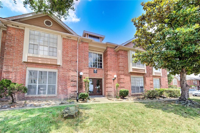 Photo 2 of 37 - 12200 Overbrook Ln #31A, Houston, TX 77077