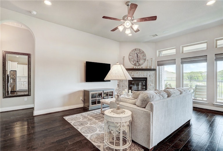 Photo 14 of 40 - 313 La Grotta Ln, Georgetown, TX 78628
