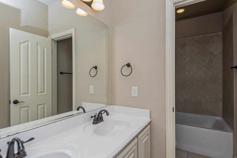 Photo 24 of 32 - 1110 Safrano St, Midlothian, TX 76065