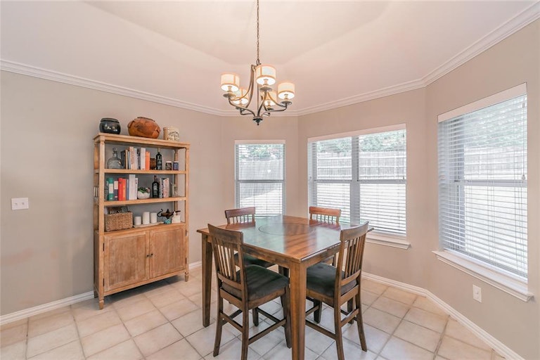 Photo 12 of 40 - 4805 Campfire Ct, Fort Worth, TX 76244
