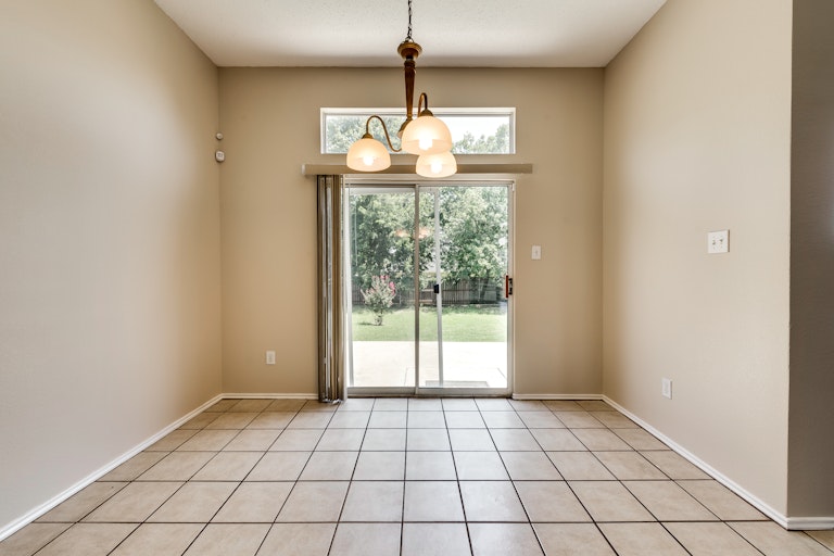 Photo 10 of 35 - 2208 Windcastle Dr, Mansfield, TX 76063
