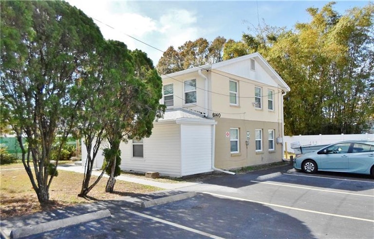 Photo 5 of 14 - 6100 31st Ave N, Saint Petersburg, FL 33710
