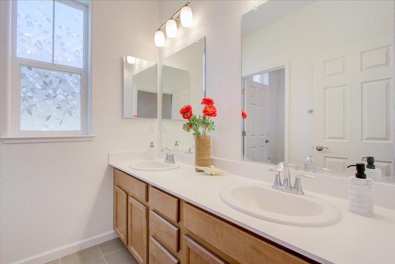 Photo 15 of 43 - 10082 Mud Hen Way, Elk Grove, CA 95757