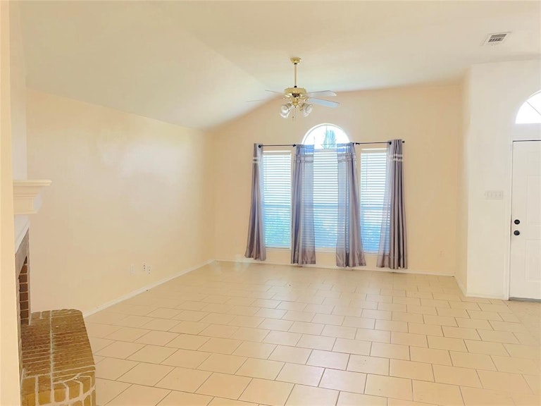 Photo 6 of 18 - 751 Rachel St, Grand Prairie, TX 75052