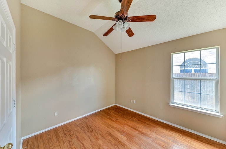 Photo 23 of 28 - 8755 Saranac Trl, Fort Worth, TX 76118