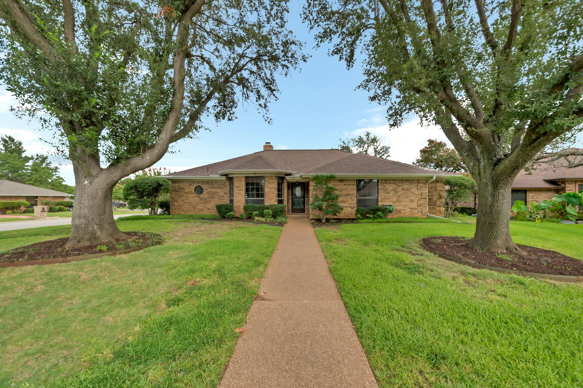 Photo 1 of 30 - 3608 Woodhaven Ct, Bedford, TX 76021