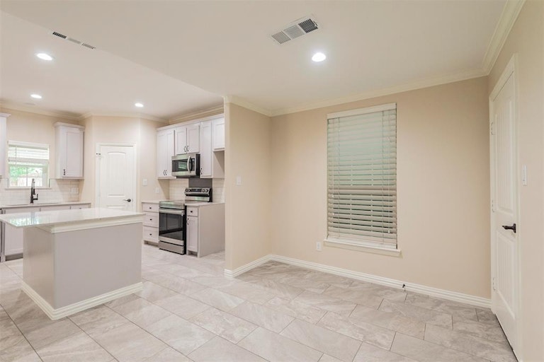 Photo 15 of 33 - 4165 Doyle Ln, Lancaster, TX 75134