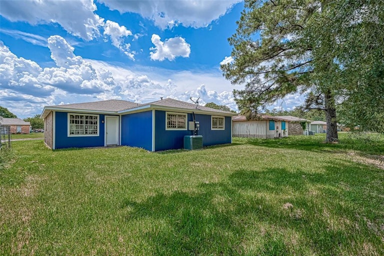 Photo 29 of 32 - 8638 Valley Flag Dr, Houston, TX 77078