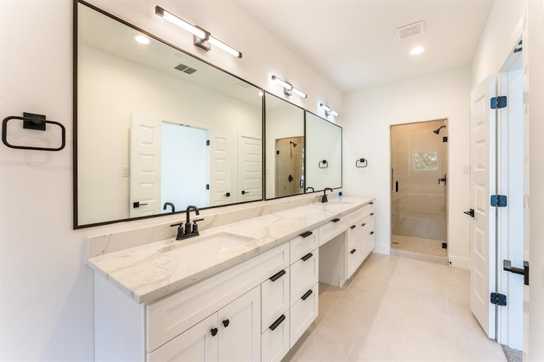 Photo 34 of 40 - 352 Foch St, Fort Worth, TX 76107