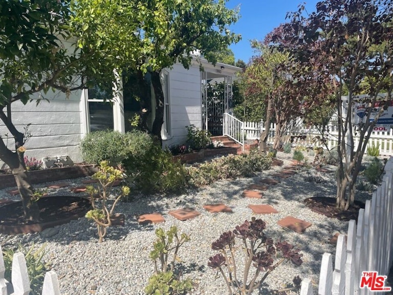 Photo 3 of 45 - 10643 Blix St, North Hollywood, CA 91602