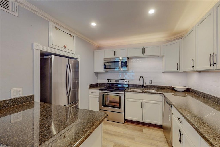Photo 13 of 28 - 5021 N Hall St, Dallas, TX 75235