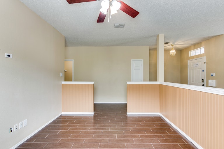 Photo 11 of 31 - 7900 Seven Oaks Ln, Denton, TX 76210