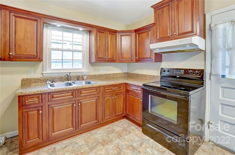 Photo 14 of 36 - 1320 Shannonhouse Dr, Charlotte, NC 28215