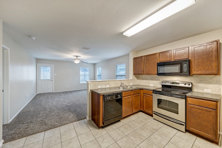 Photo 3 of 22 - 9004 Sun Haven Way, Fort Worth, TX 76244