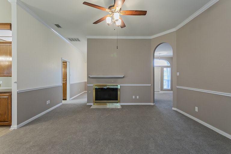 Photo 5 of 28 - 124 Hummingbird Ln, Justin, TX 76247