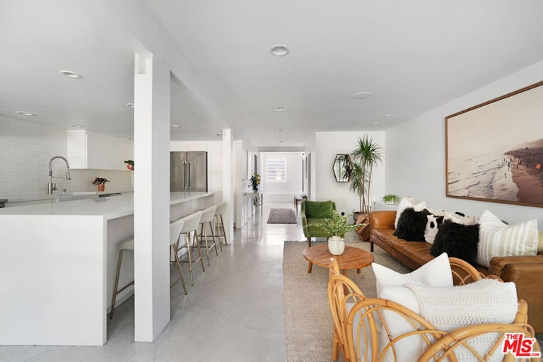 Photo 5 of 20 - 241 Windward Ave, Venice, CA 90291