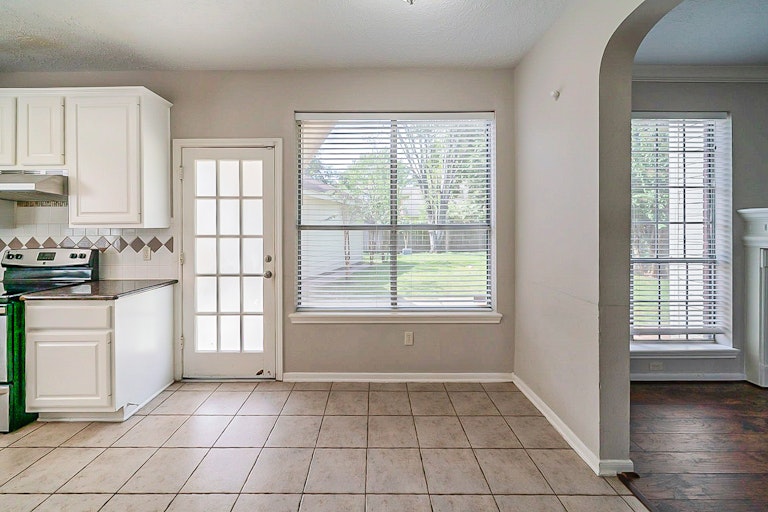 Photo 8 of 36 - 3303 Mulberry Hill Ln, Houston, TX 77084