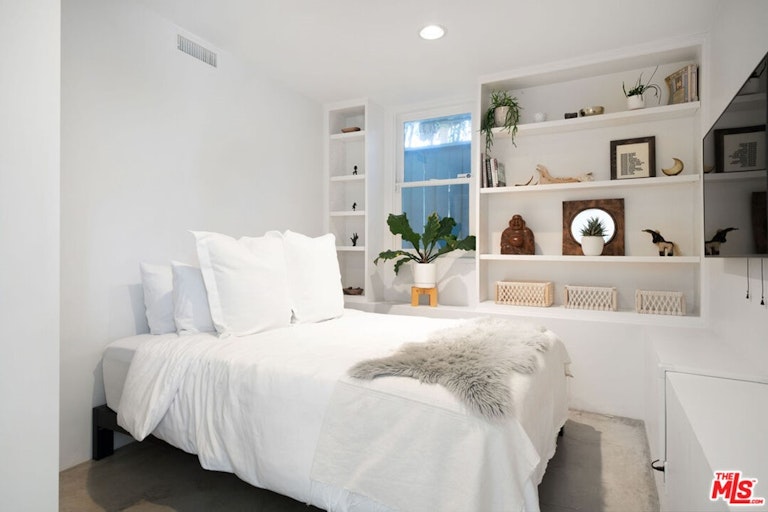 Photo 17 of 20 - 241 Windward Ave, Venice, CA 90291