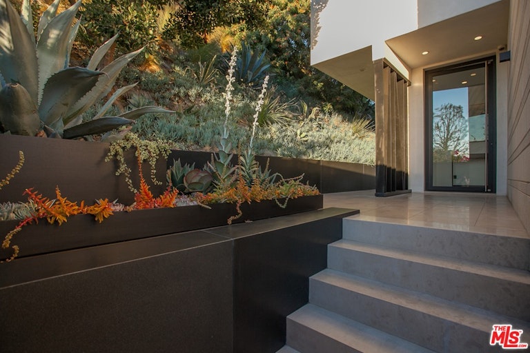 Photo 15 of 41 - 9393 Sierra Mar Dr, Los Angeles, CA 90069