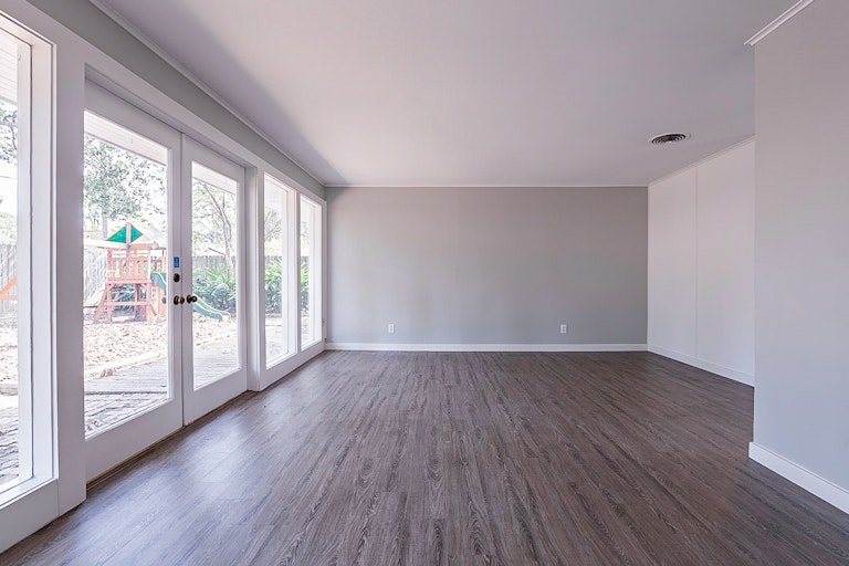 Photo 5 of 29 - 5822 Imogene St, Houston, TX 77074