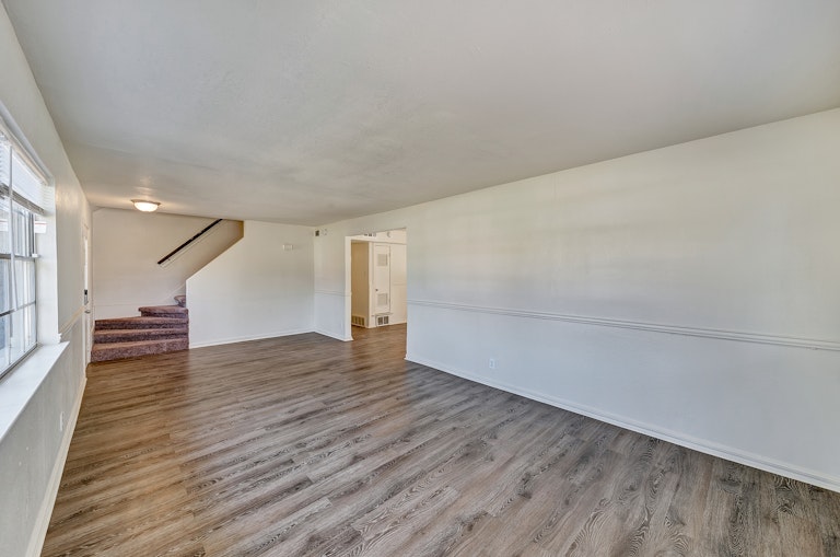 Photo 3 of 26 - 1412 Navaho St, Arlington, TX 76012