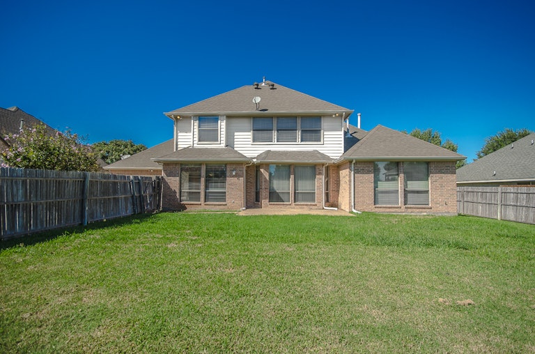 Photo 6 of 38 - 1320 Rusticwood Dr, Desoto, TX 75115