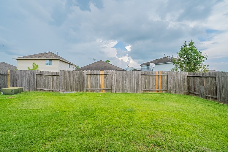 Photo 7 of 24 - 13527 High Banks Ln, Houston, TX 77034