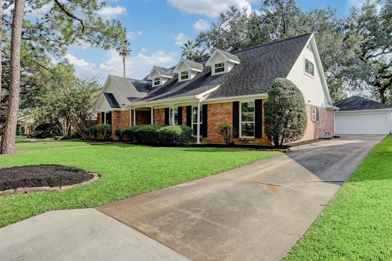 Photo 2 of 27 - 7919 Fairdale Ln, Houston, TX 77063
