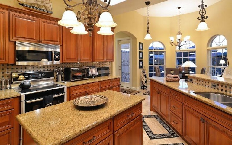 Photo 12 of 22 - 571 Putting Green Ln, Longboat Key, FL 34228