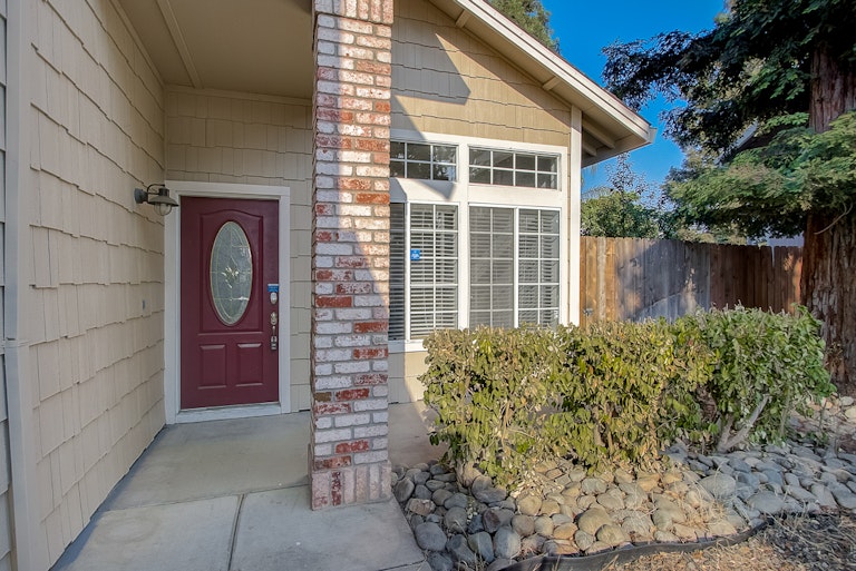 Photo 13 of 39 - 4025 Honey Rose Pl, Antelope, CA 95843