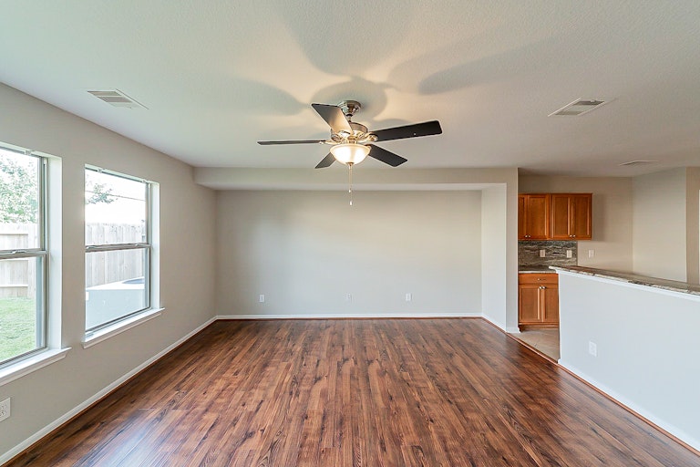 Photo 13 of 39 - 6926 Oleander Grove Way, Houston, TX 77049